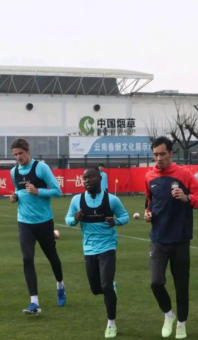 运动员拼尽全力，赢得胜利荣耀归队