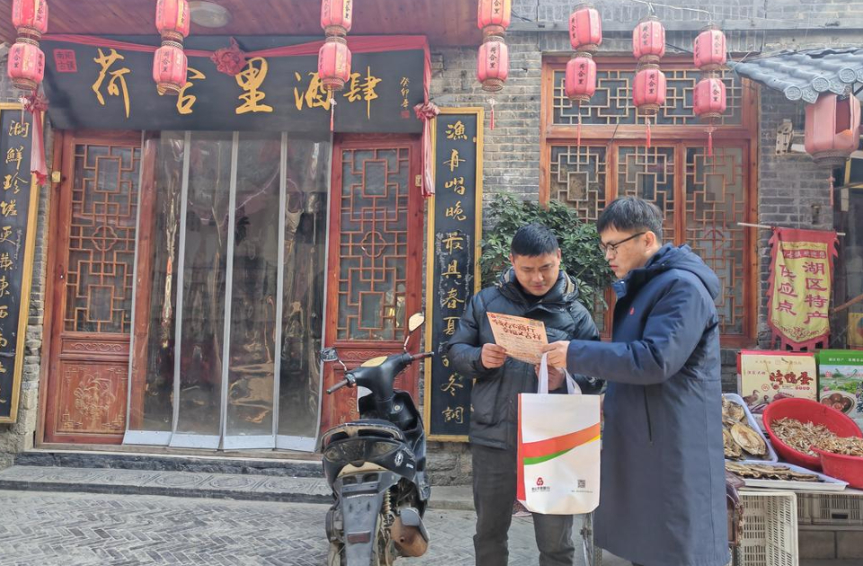 关于女足比赛球队举行球迷见面会，与球迷互动交流的信息