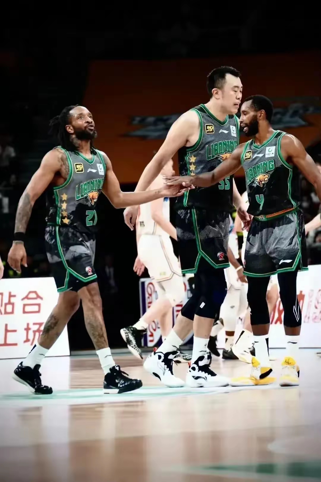 包含篮球盛事的精彩瞬间持续不断，球队竞争日益白热化的词条